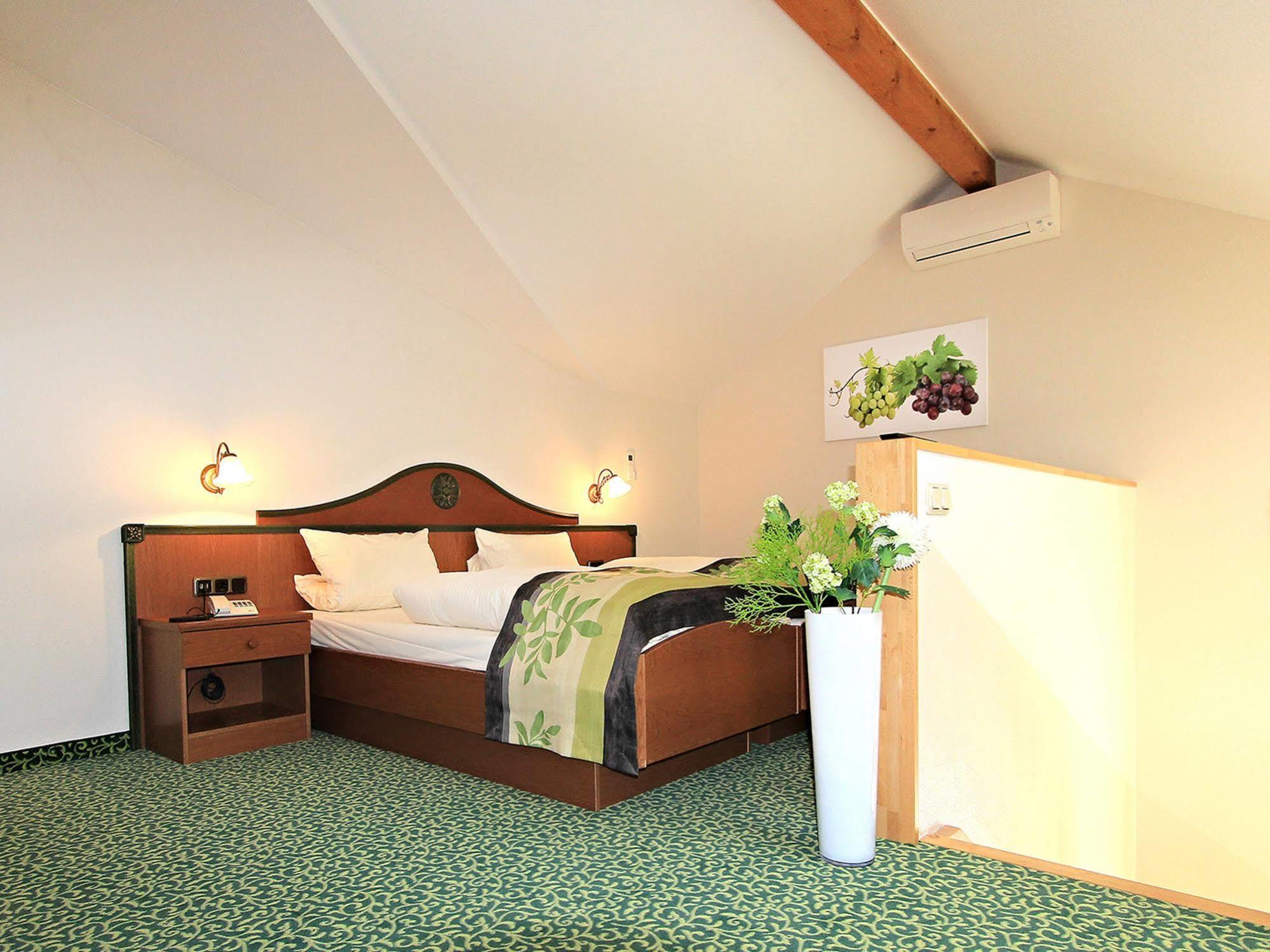 Altdeutsche Weinstube Hotel Ruedesheim am Rhein Ngoại thất bức ảnh